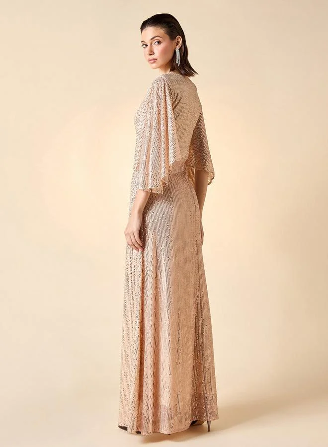 تواكستريمز فستان ماكسي مزين بالترتر بياقة على شكل حرف  وأكمام فراشة